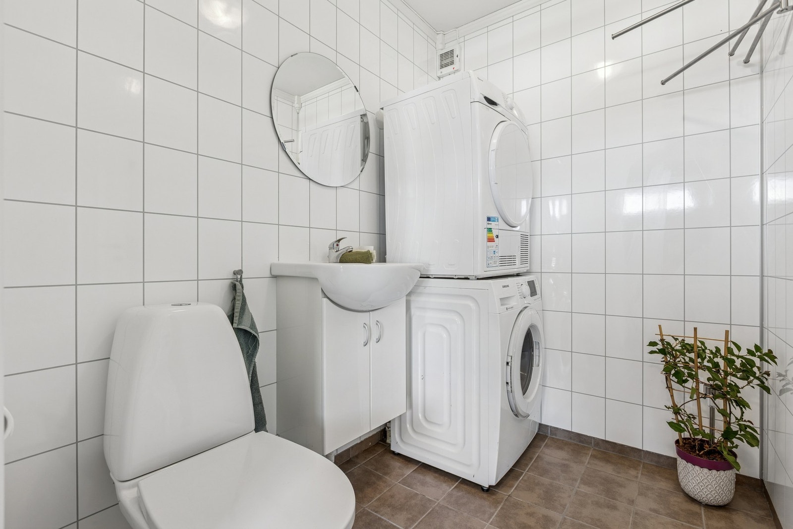 Vaskerommet i 2. etg. er utstyrt med toalett og har plass til vaskemaskin og tørketrommel. Galleribilde