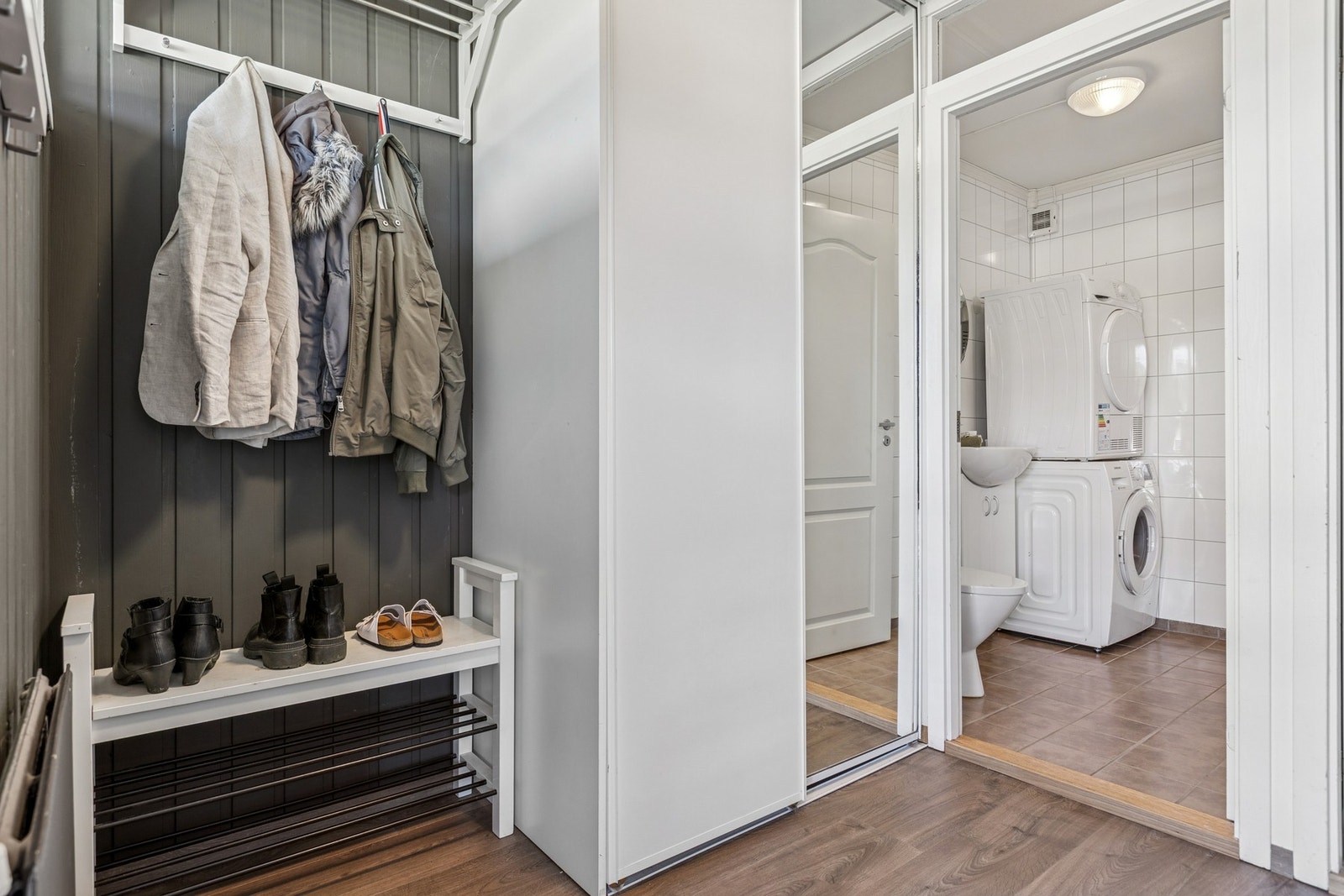 Gangen er utnyttet godt med skyvedørsgarderobe og oppheng for jakker og sko. Galleribilde