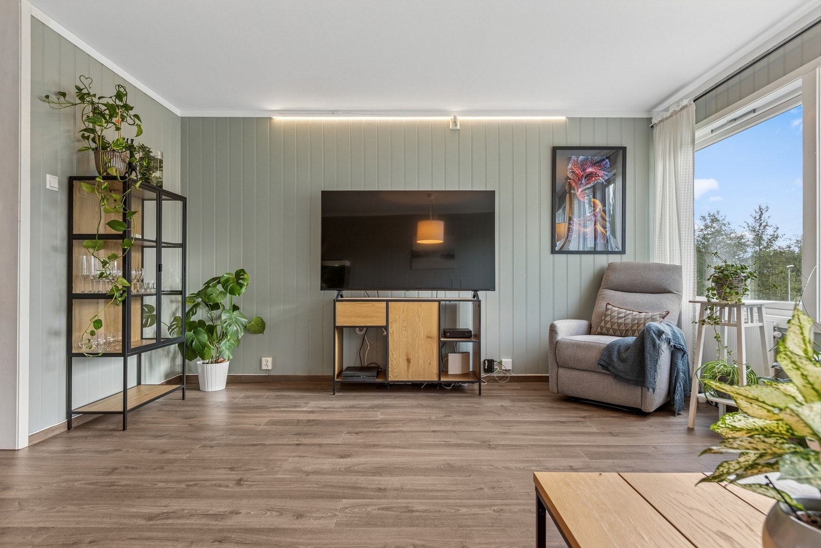 Fjernvarme, garasje, fiberbredbånd og kabel-tv er inkludert i fellesutgiftene. Galleribilde