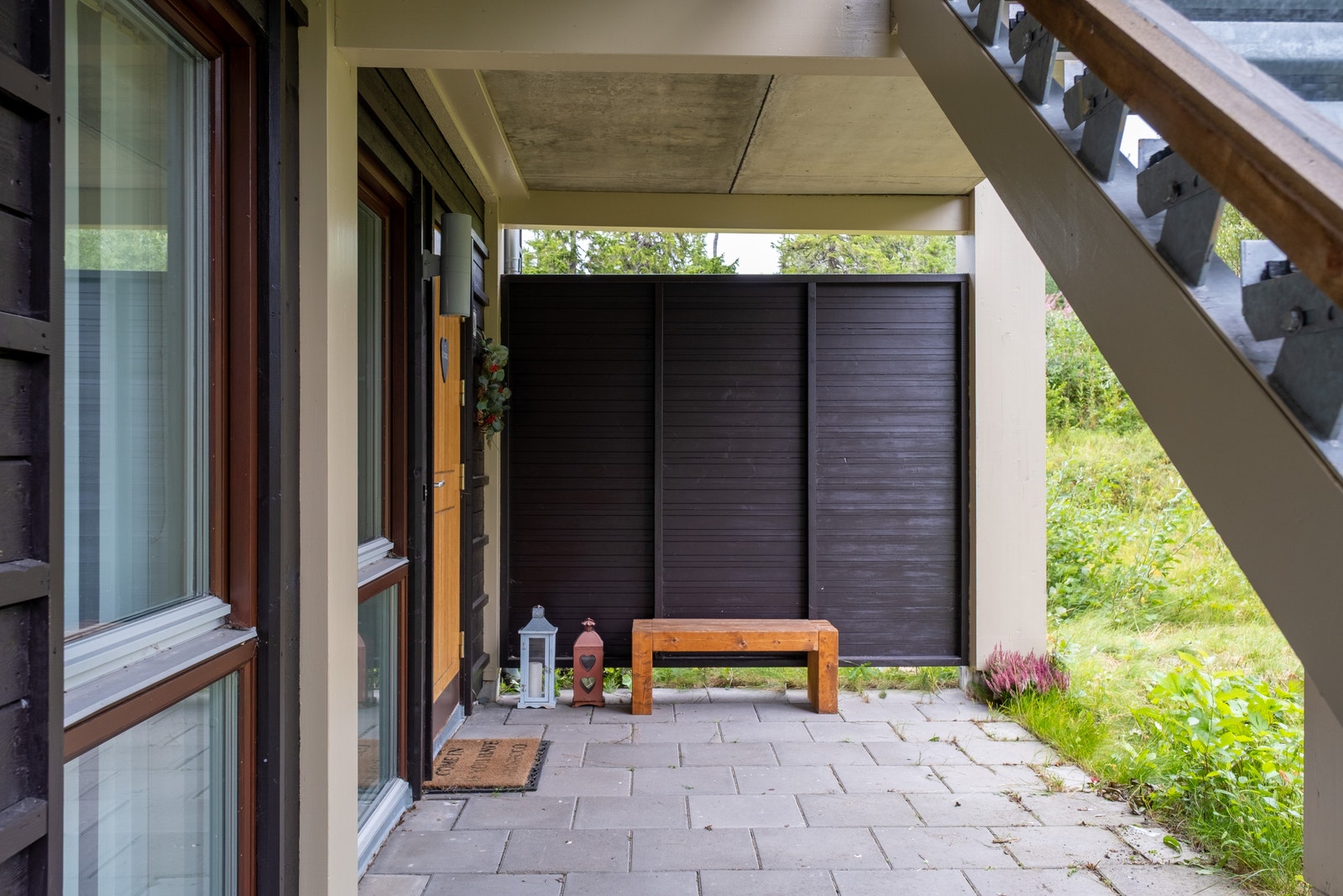 Rejäl entré under tak med gott om plats Galleribilde