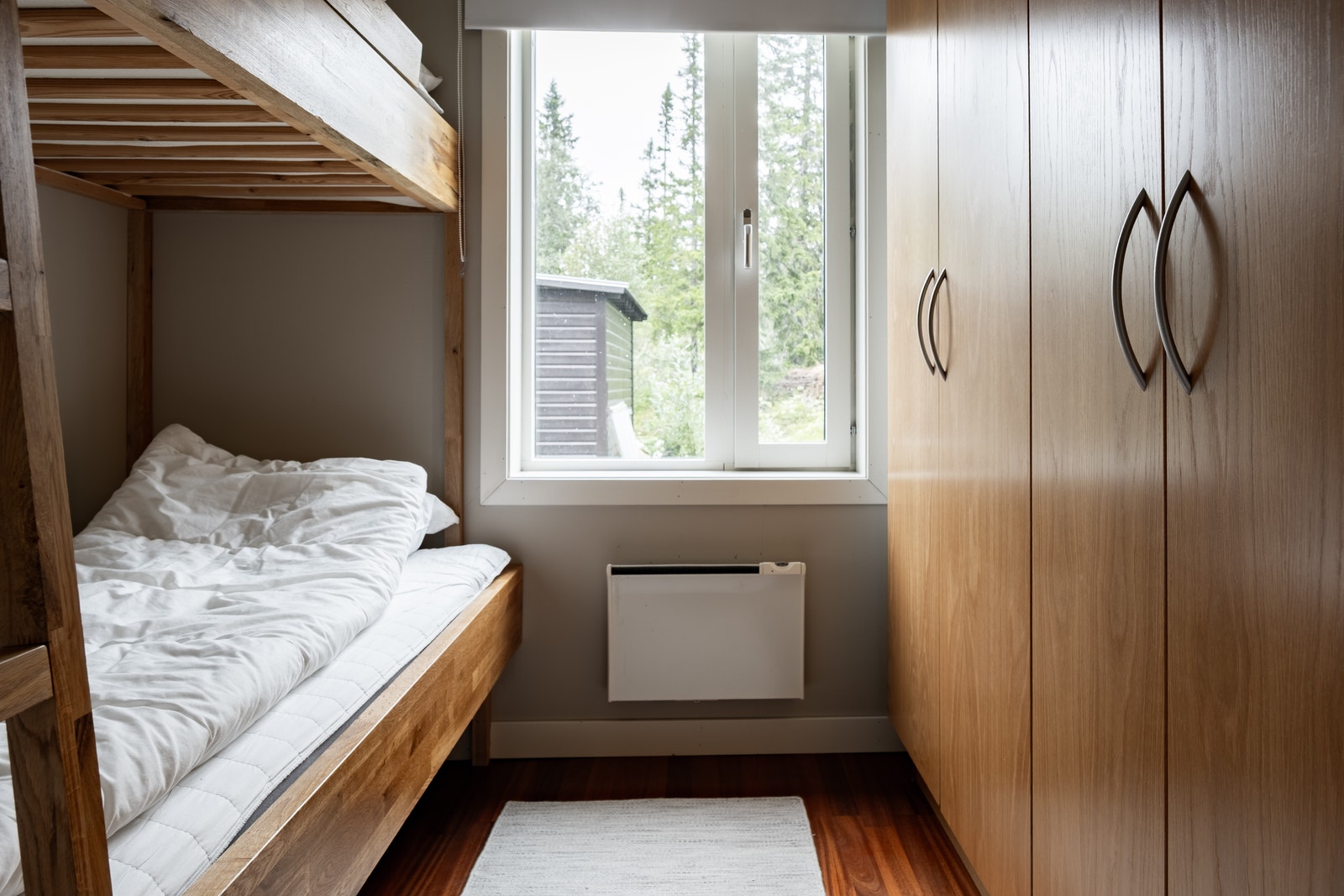 Samtliga sovrum har bra klädförvaring Galleribilde