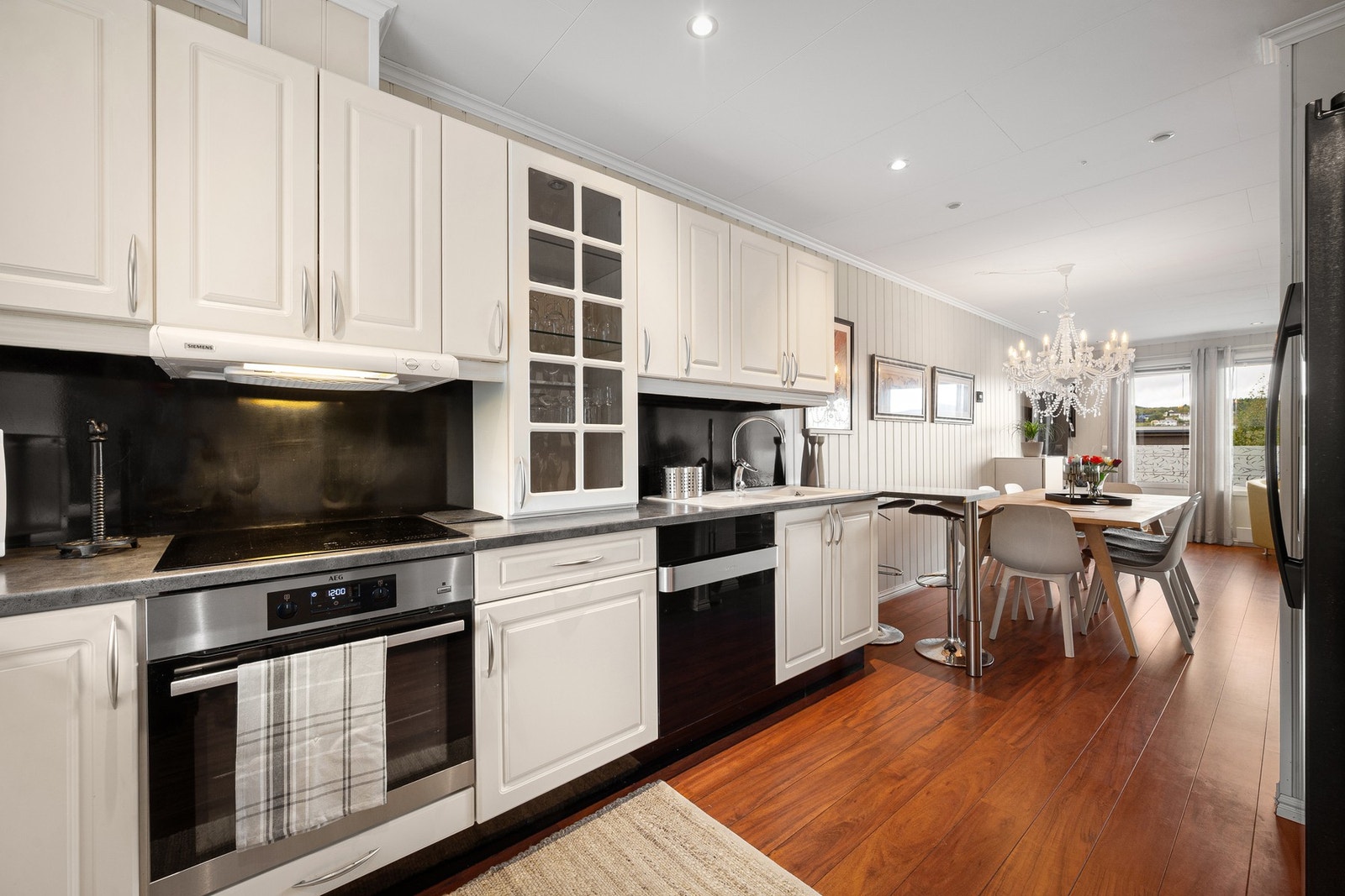 Kjøkkenet har smarte løsninger og god oppbevaring Galleribilde