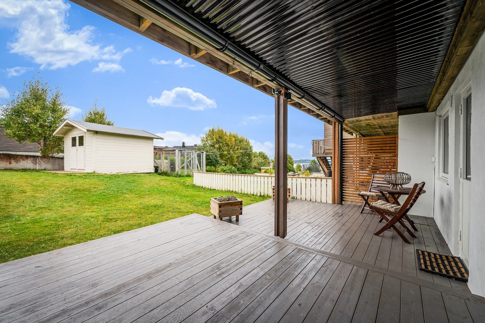 Store og solrike uteområde i begge etasjer Galleribilde