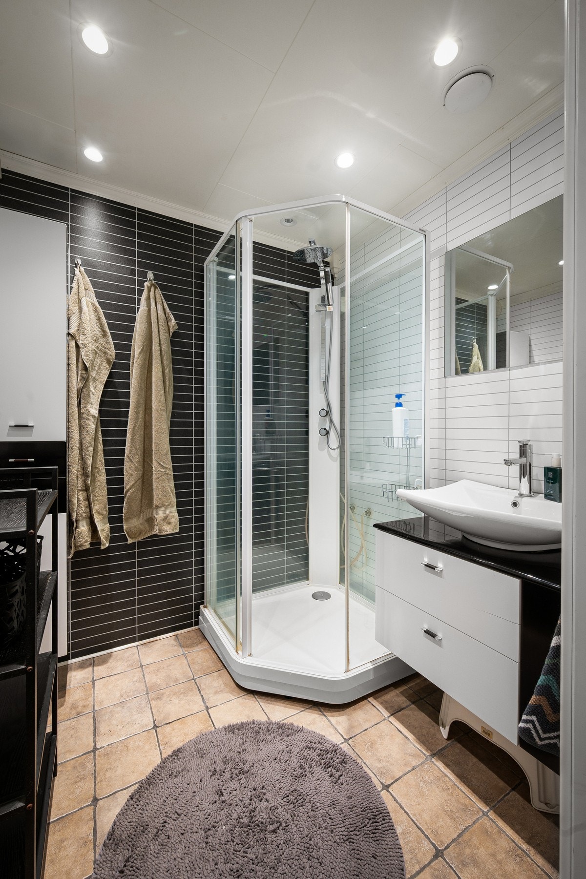 Badet er flislagt med elektriske varmekabler Galleribilde