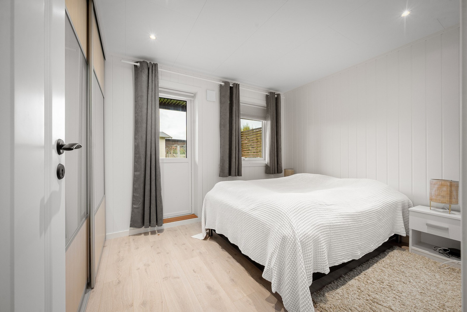 Soverom 2 - Lyst og romslig hovedsoverom med god garderobeplass Galleribilde