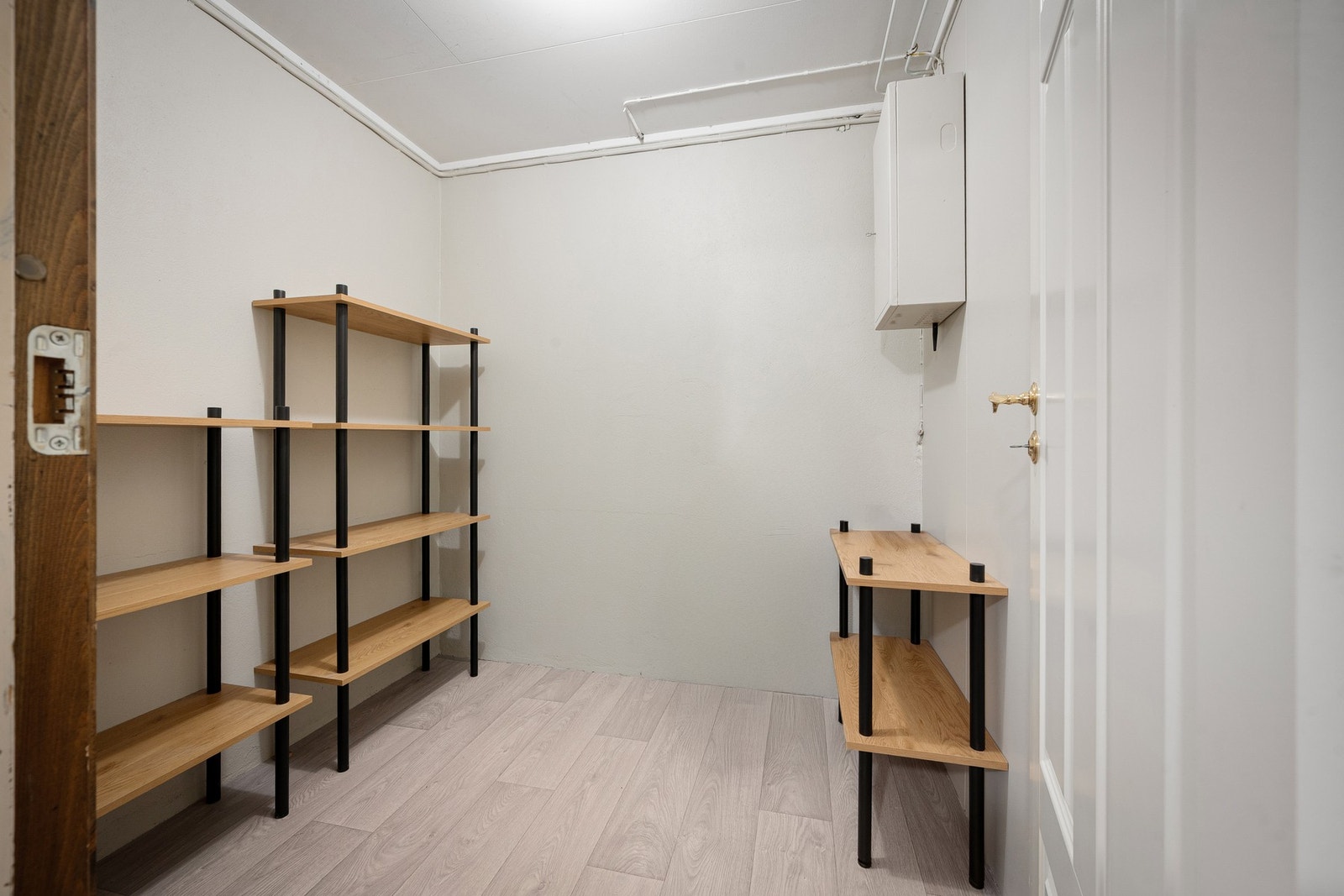 Boligen har to boder som gir godt med oppbevaringsplass Galleribilde