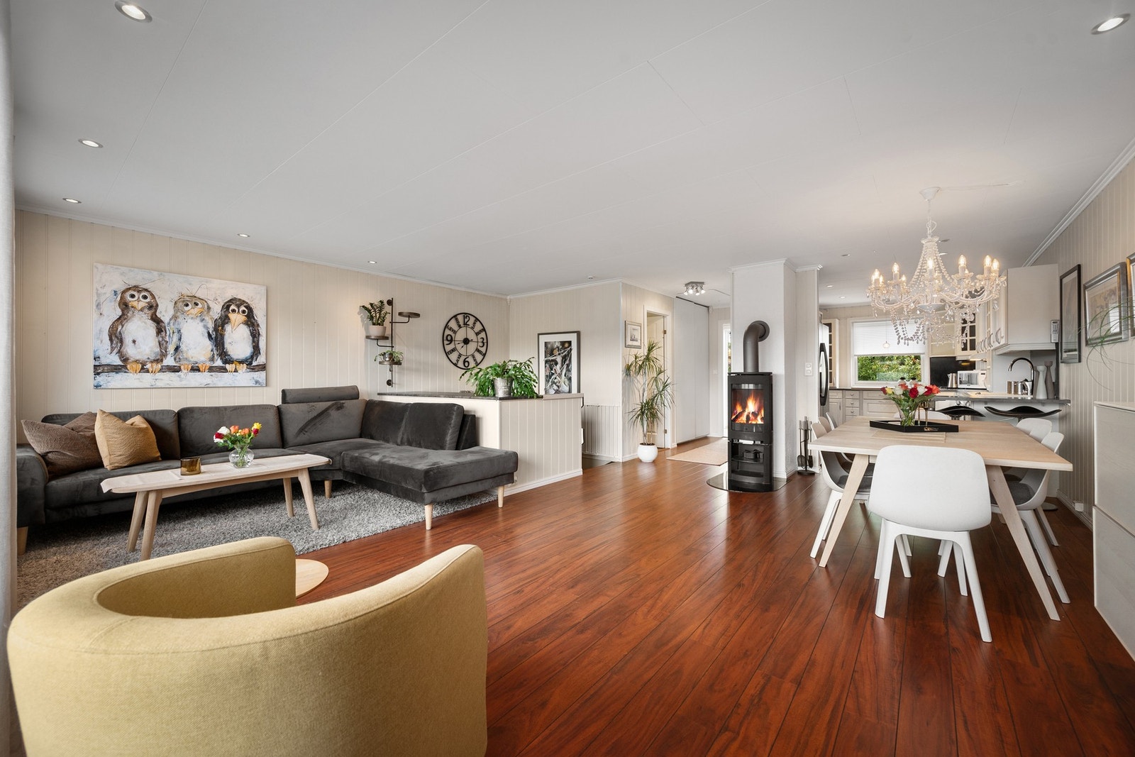 Åpen stue med god plass til både sofa og spisebord Galleribilde