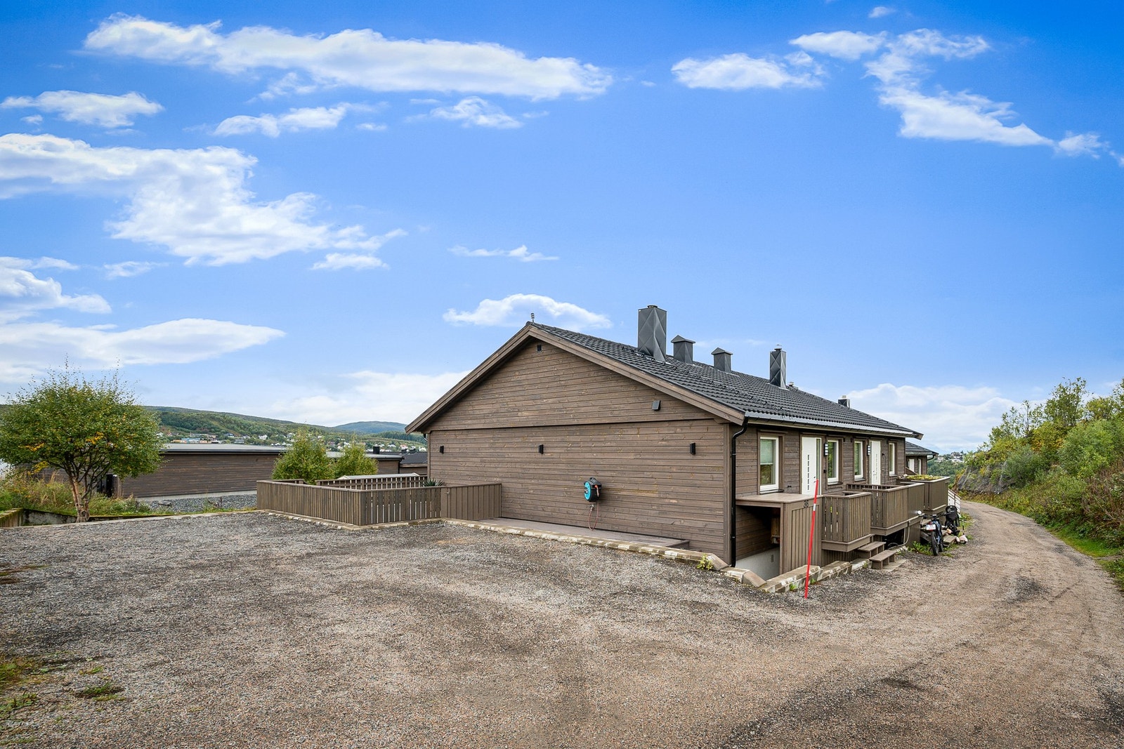 Meget god parkering på egen opparbeidet plass Galleribilde