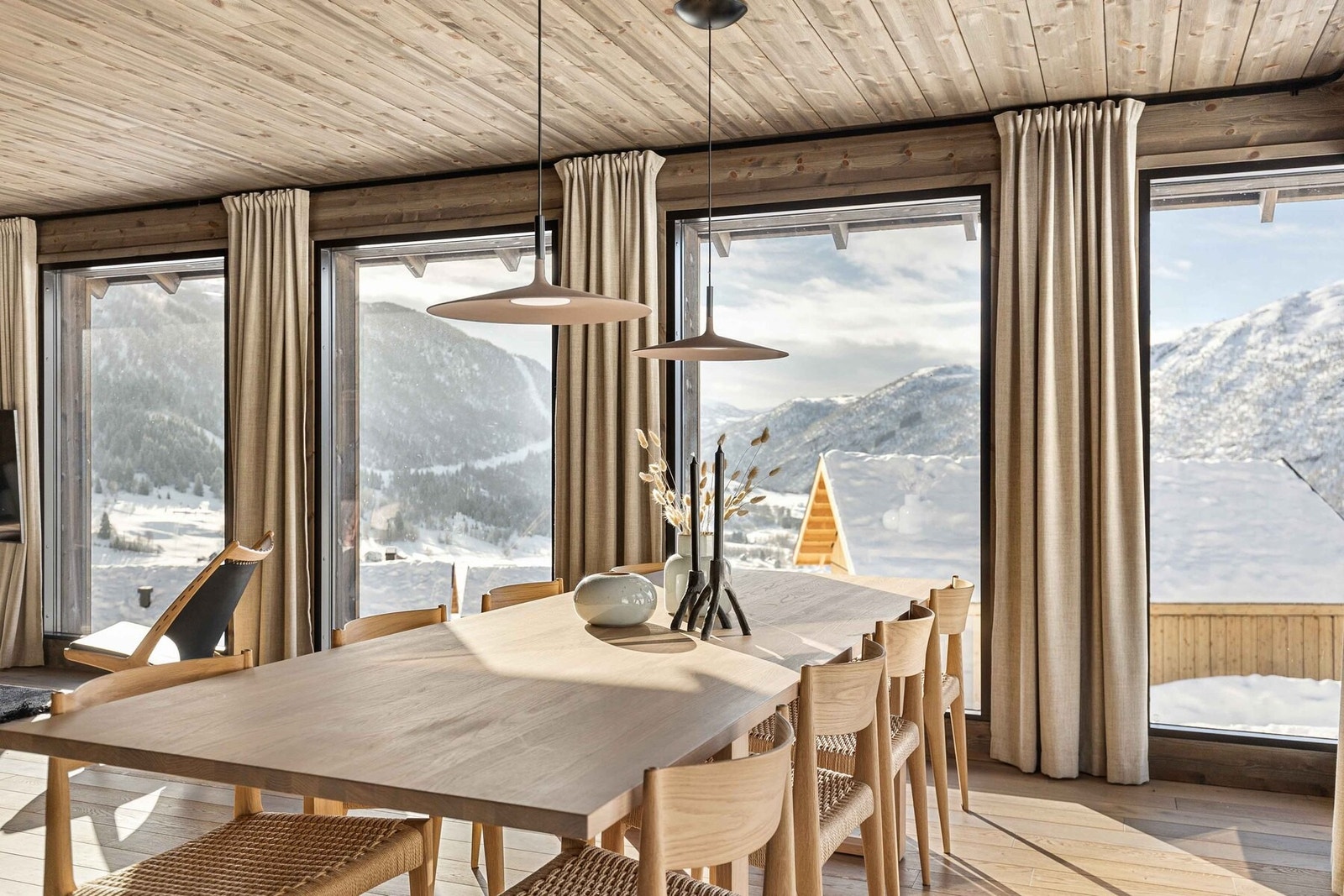 Store vindusflater og delikate overflater skaper en fin atmosfære i hytta. Foto fra en tilsvarende hytte. Galleribilde