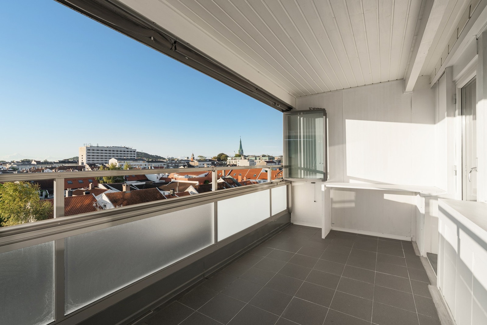 - Direkte utgang til deilig og solrik balkong som er på 12m² | Her kan man nyte lange og fine sommerdager - Galleribilde