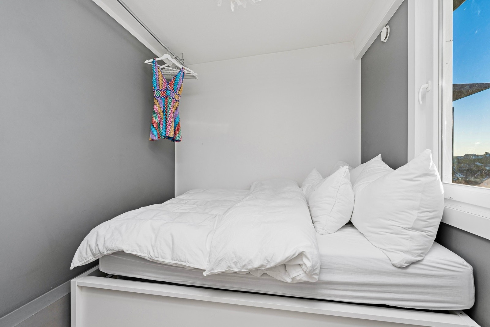 - En del av tidligere kjøkken er omgjort til soveværelse | Her er det også vindu, samt at det er satt inn ventil for lufting | Sengen er plassbygd og vil medfølge handelen - Galleribilde