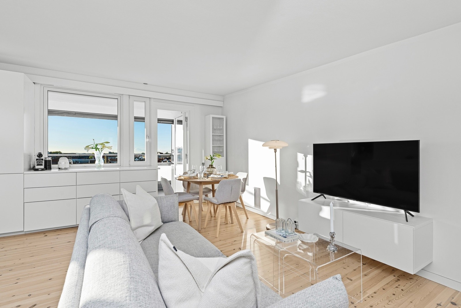 - Nydelig lysinnslipp fra vindusflatene inn i leiligheten - Galleribilde