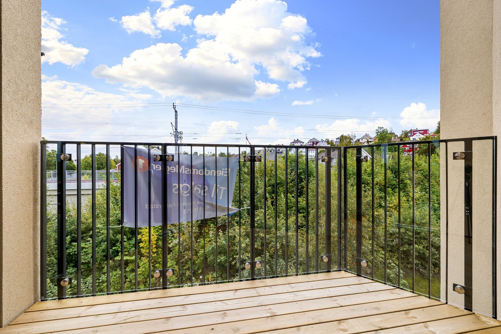 Skjermet balkong med plass til utemøblement Galleribilde