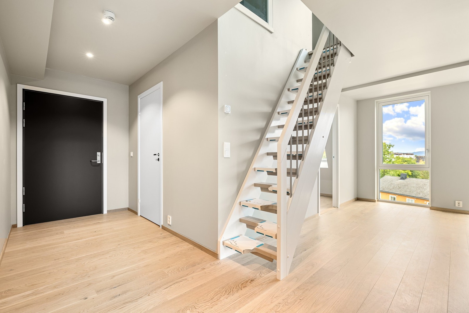 Innholdsrik leilighet med bl.a. en åpen stue- kjøkkenløsning, delikat bad, to soverom og mesanin/loft Galleribilde