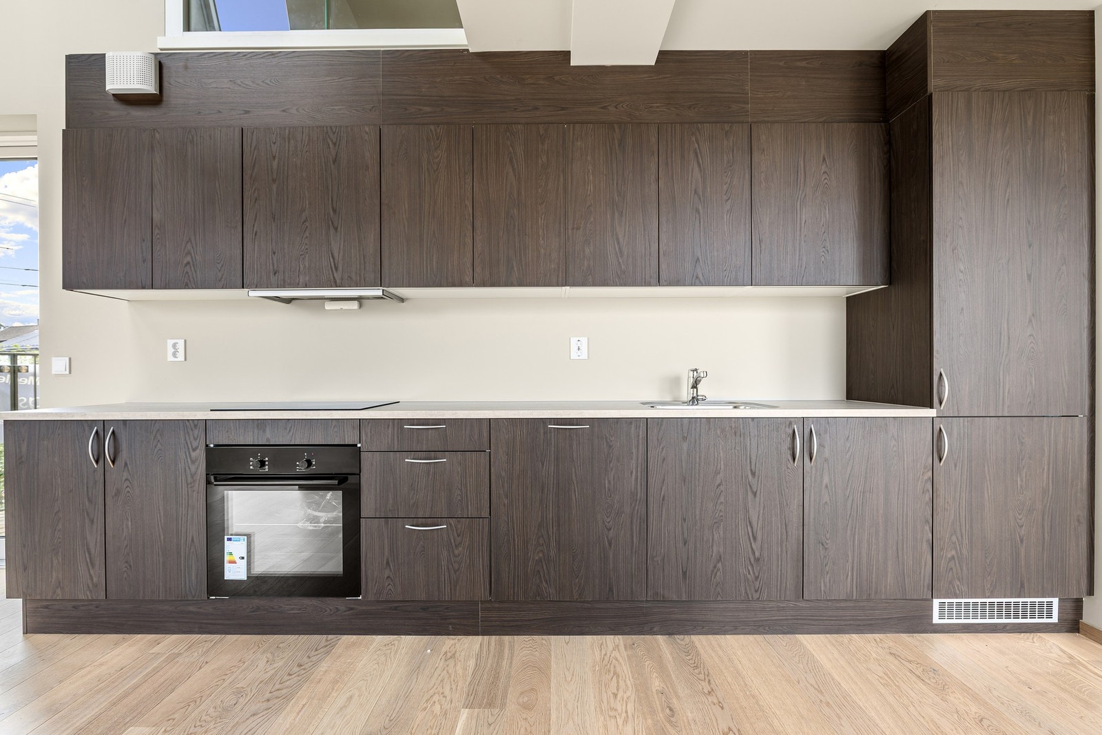 Oppgradert kjøkken med integrerte hvitevarer, rikelig med skap- og benkeplass Galleribilde