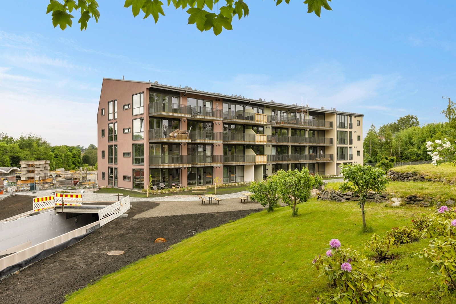 Leiligheten har en flott beliggenhet i byggets øverste etasje Galleribilde