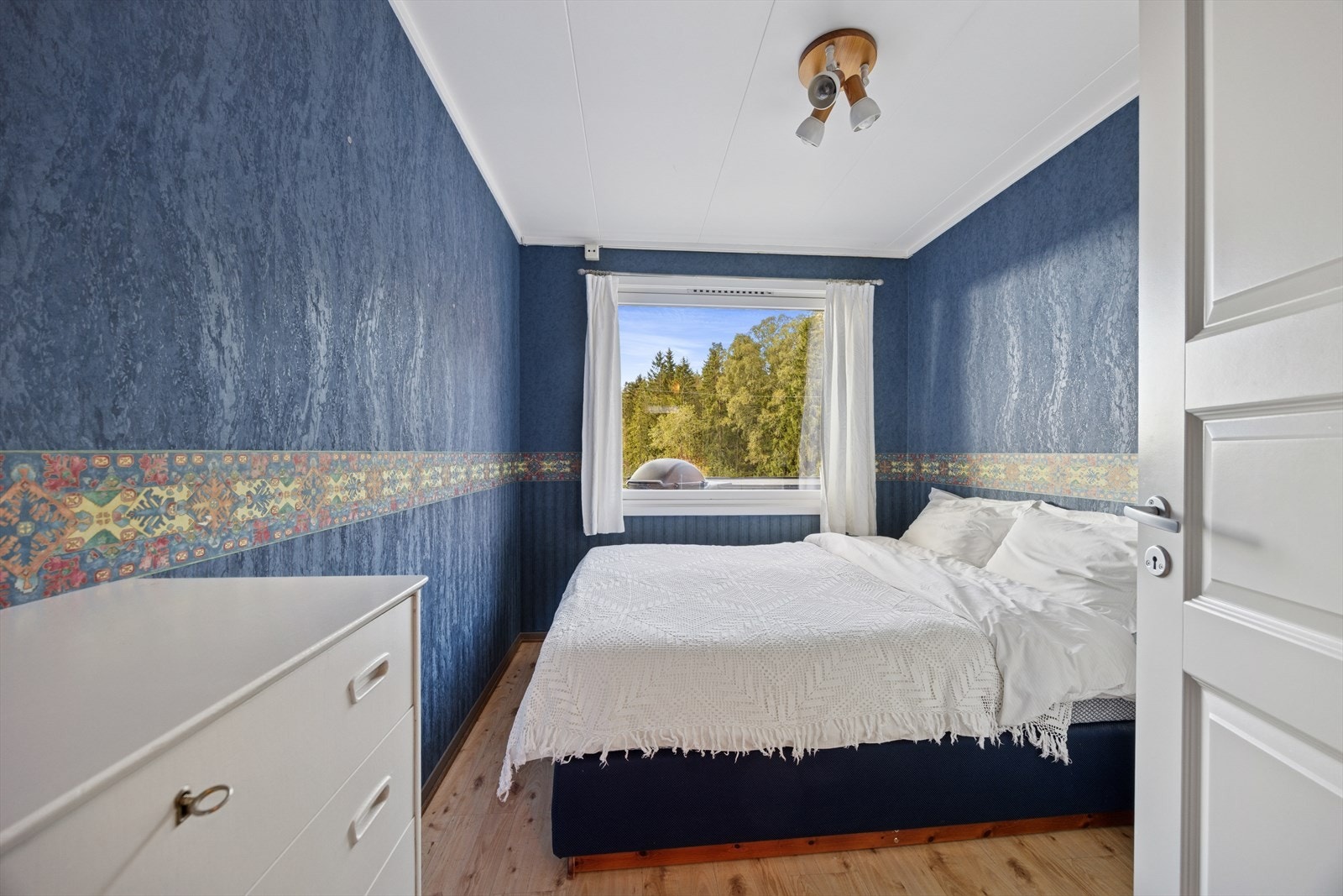 Boligen har totalt tre gode soverom hvor alle har plass til seng og nattbord. Galleribilde