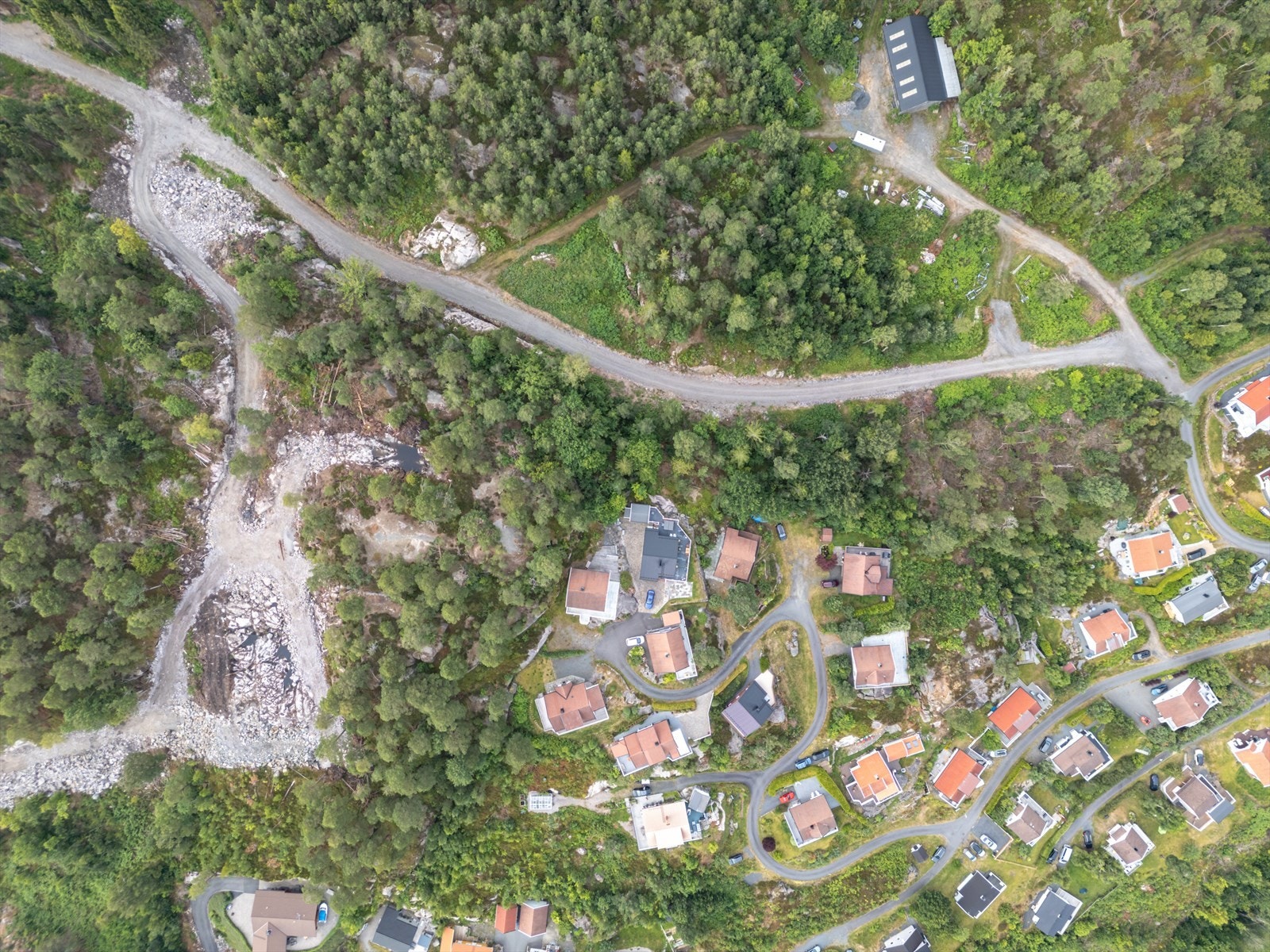 Tomtene ligger solrikt til på en liten topp Galleribilde