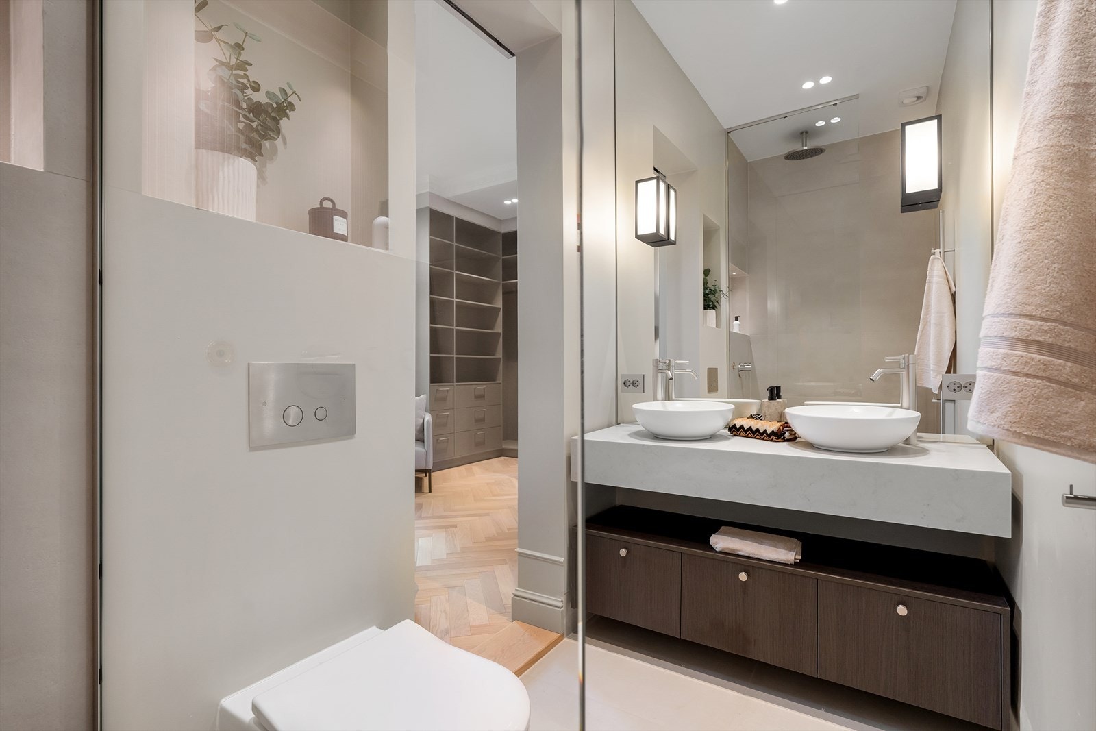Lekkert servantmøbel fra Bekkestua kjøkkenstudio og dobbelservant fra Villeroy og Boch. Galleribilde
