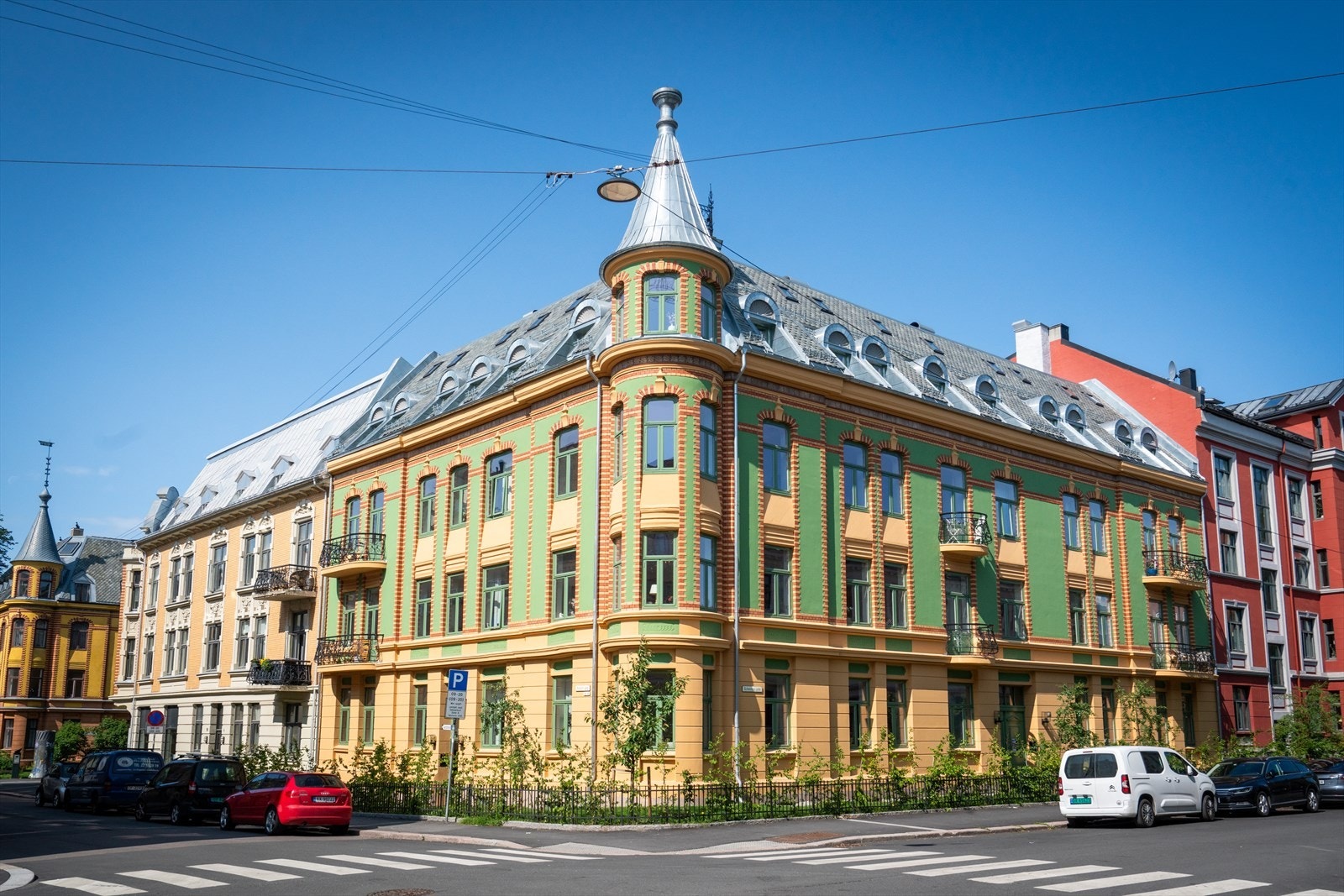 Vakker arkitektur og klassisk særpreg. Bygården er fra 1897 og er tegnet av den kjente arkitekten Eduard Carlén. Galleribilde