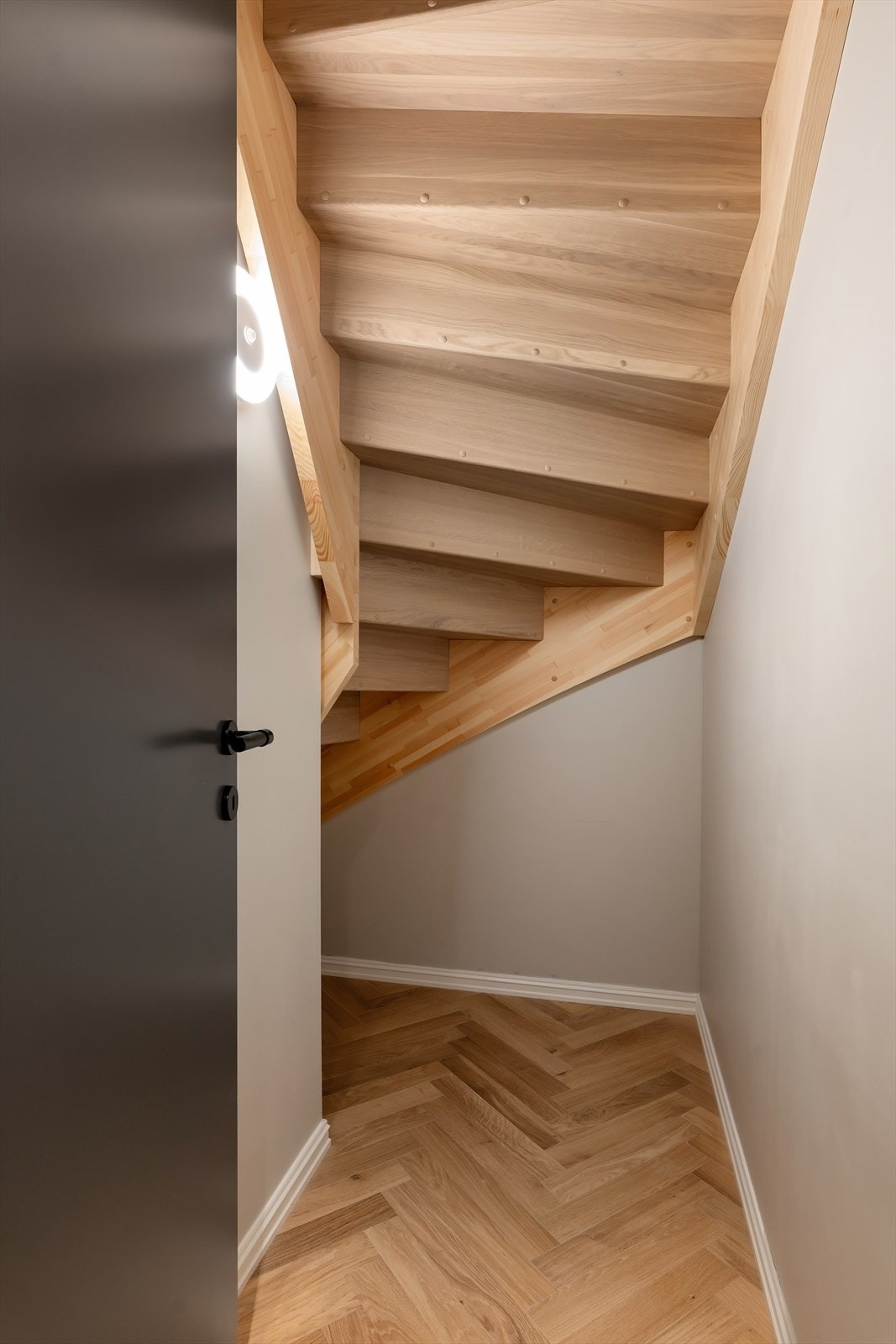 Bod under trappen. Galleribilde