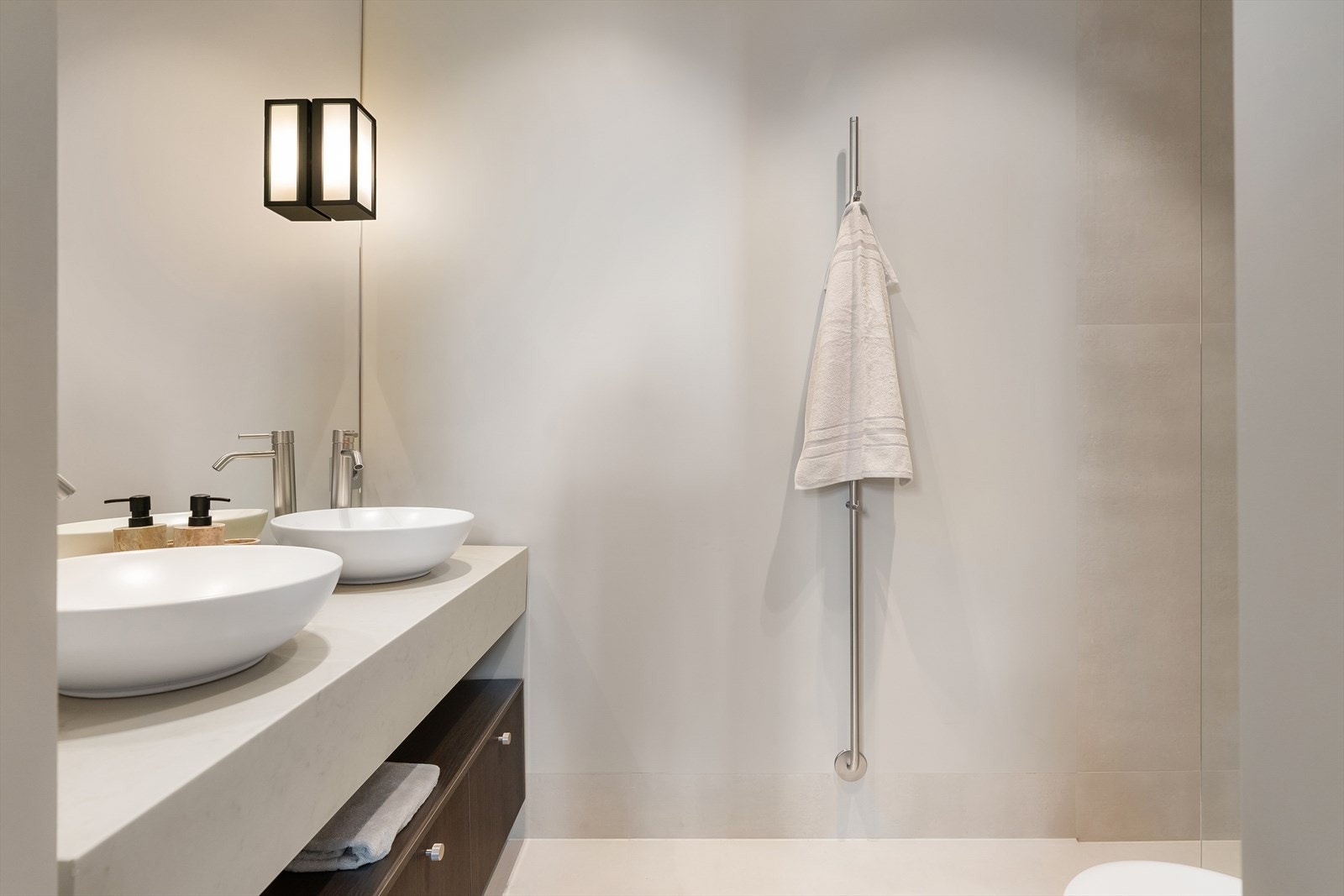 Romslig bad en-suite. Galleribilde
