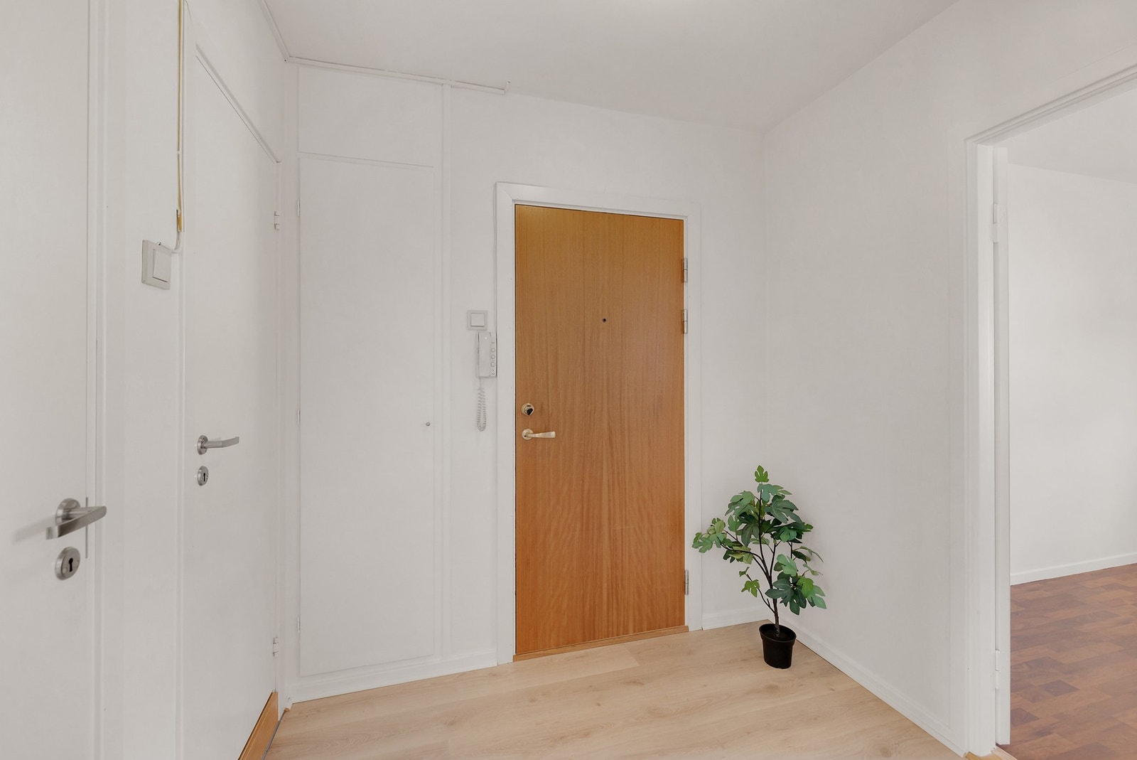 Lys og hyggelig entré med god plass for avheng av yttertøy og sko. Galleribilde