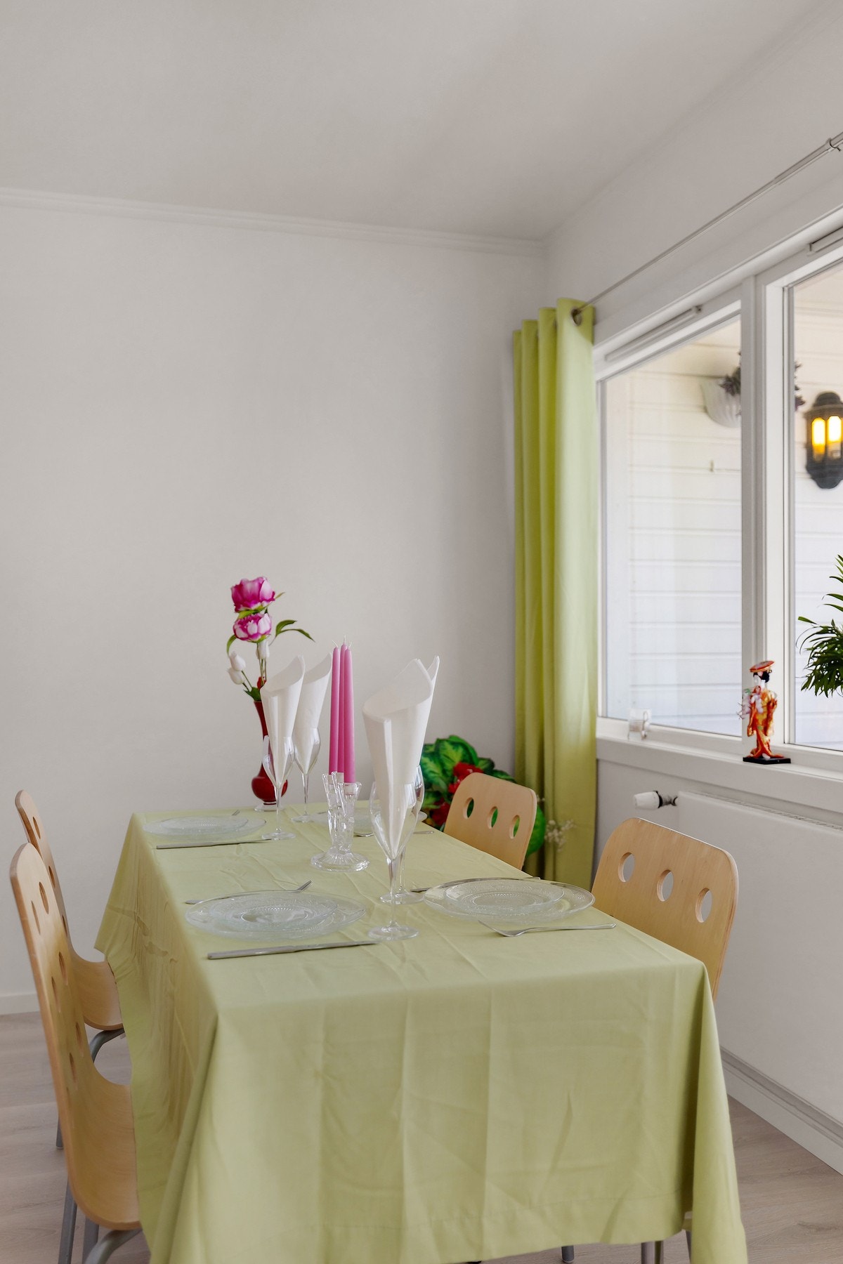 Det er god plass til spisebord i tilknytning til stuen. Galleribilde