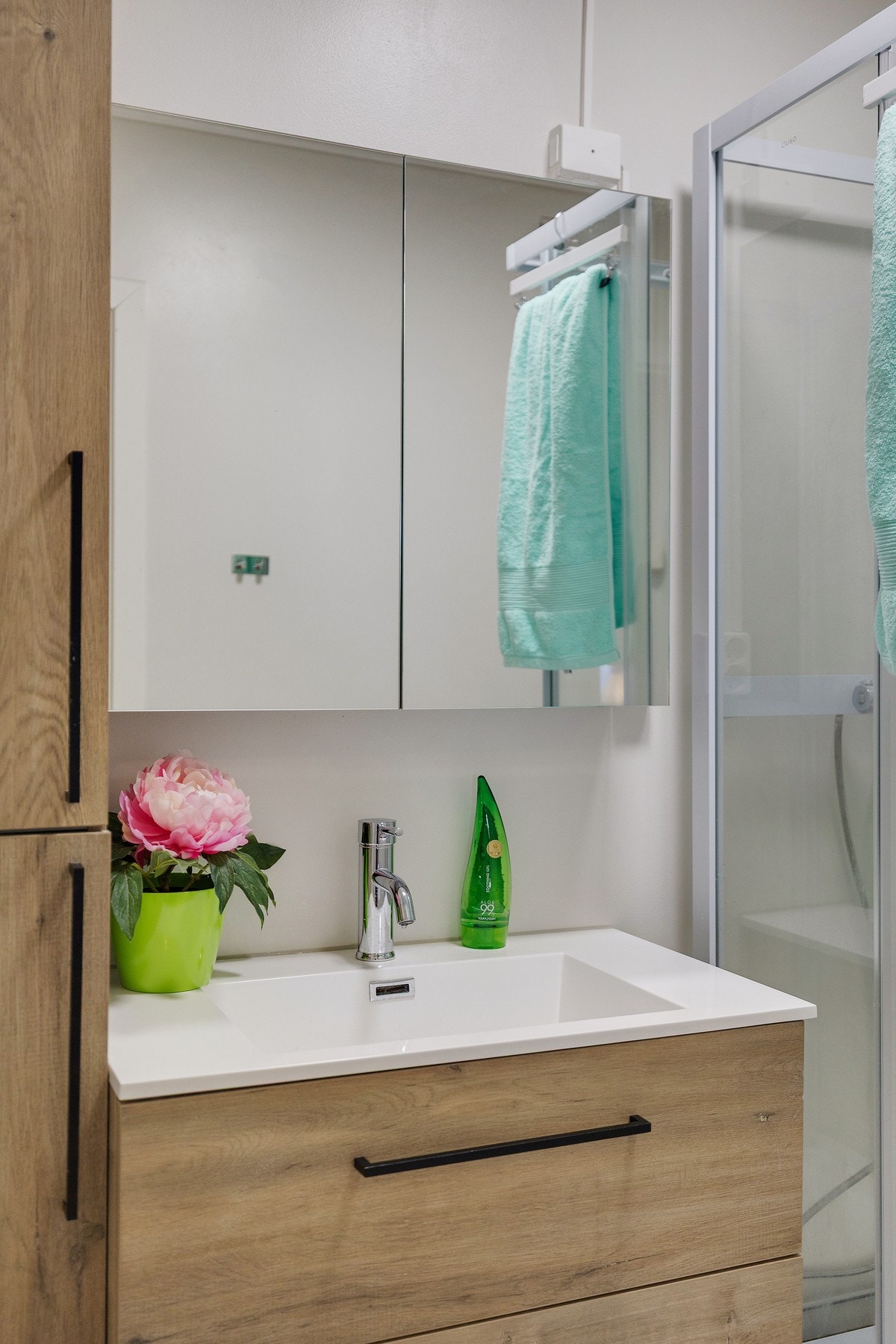 Badet har dusjkabinett, samt opplegg for vaskemaskin. Galleribilde