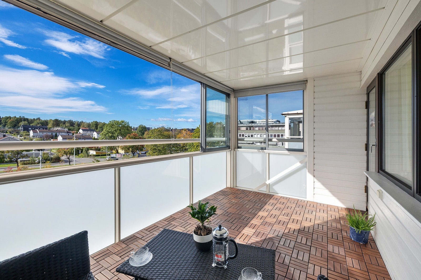 Fra stuen er det utgang til en flott innglasset balkong på 10 kvm! Galleribilde