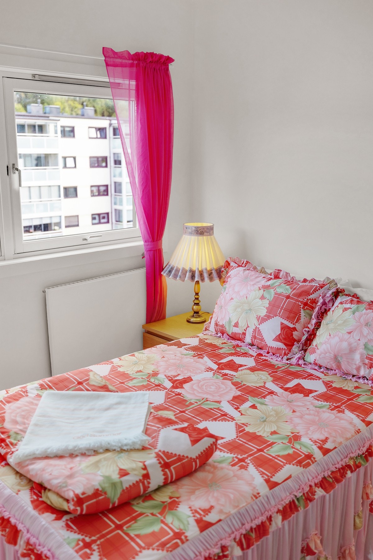 Det er god plass til dobbeltseng, nattbord og annet ønsket møblement. Galleribilde