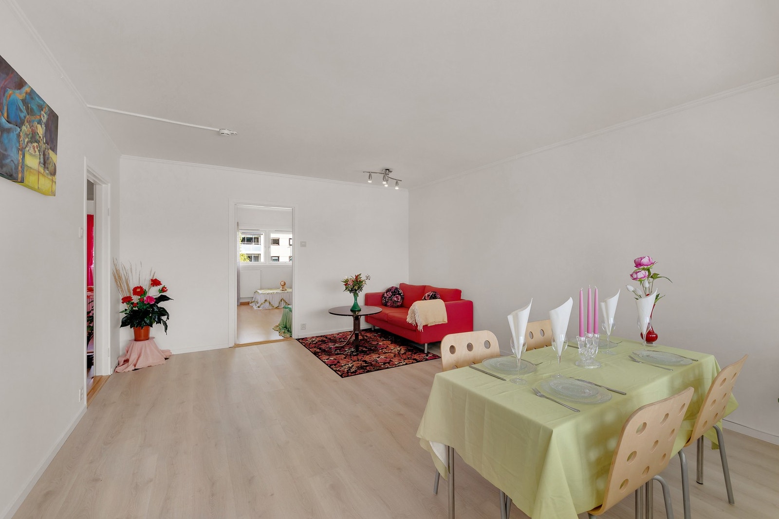 God romfølelse og naturlig lys. Galleribilde