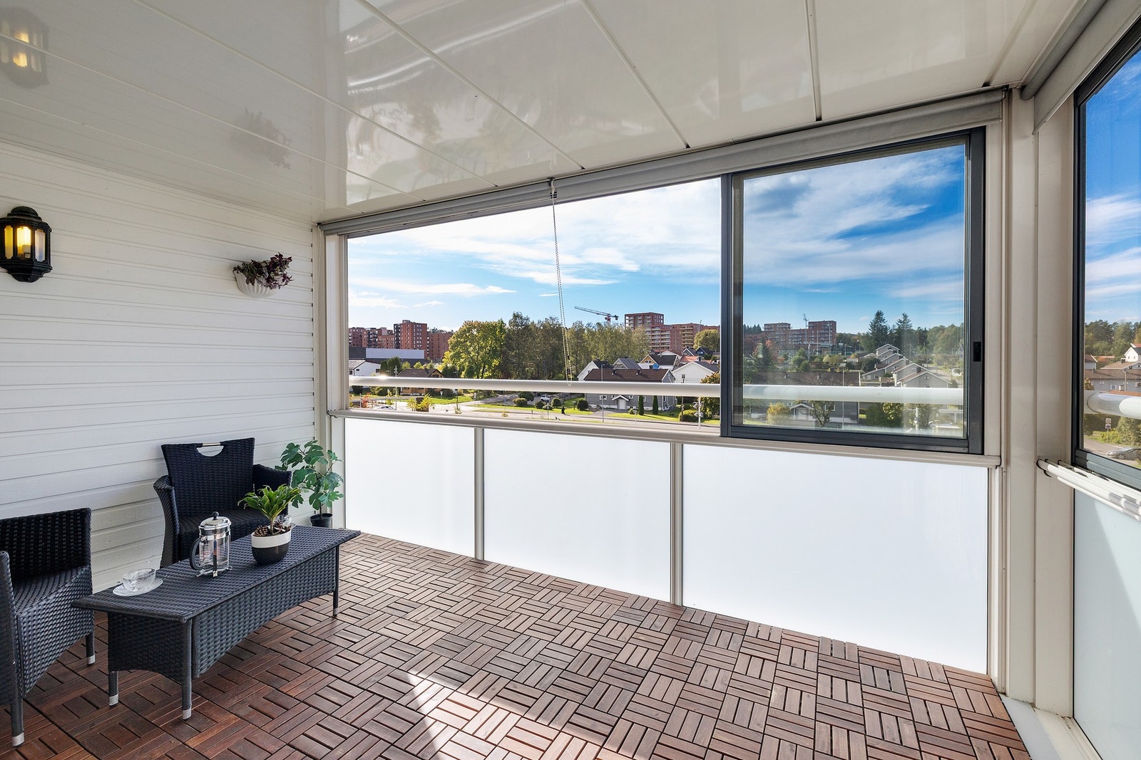 Luftig uteplass med fint utsyn over nærområdet. Galleribilde