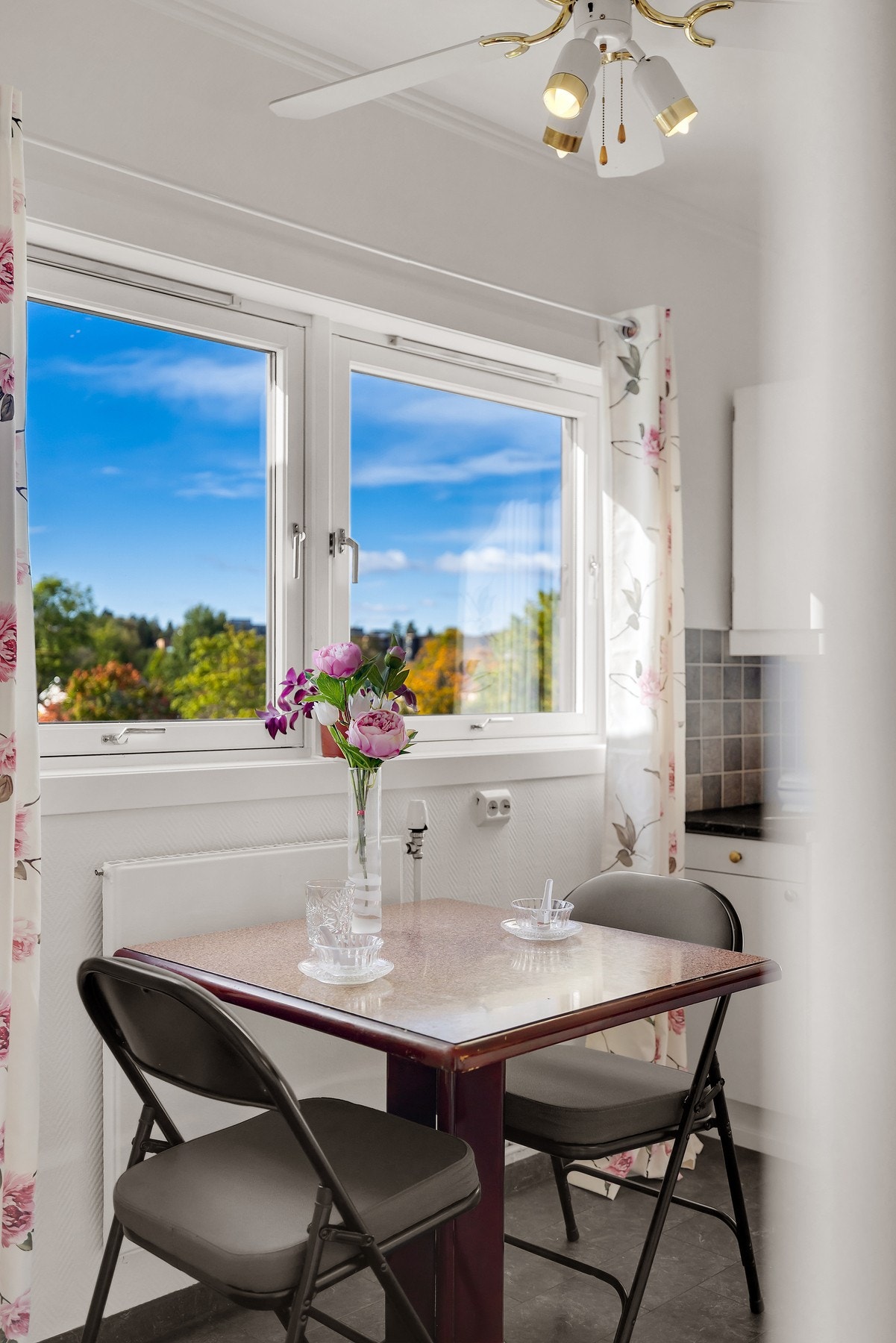 Hyggelig utsyn fra kjøkkenvinduer. Galleribilde