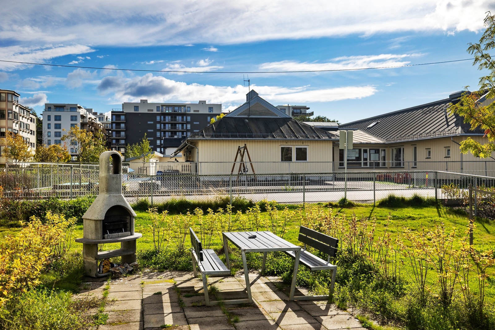Flere sittebenker hvor man kan sosialisere med andre beboere. Galleribilde