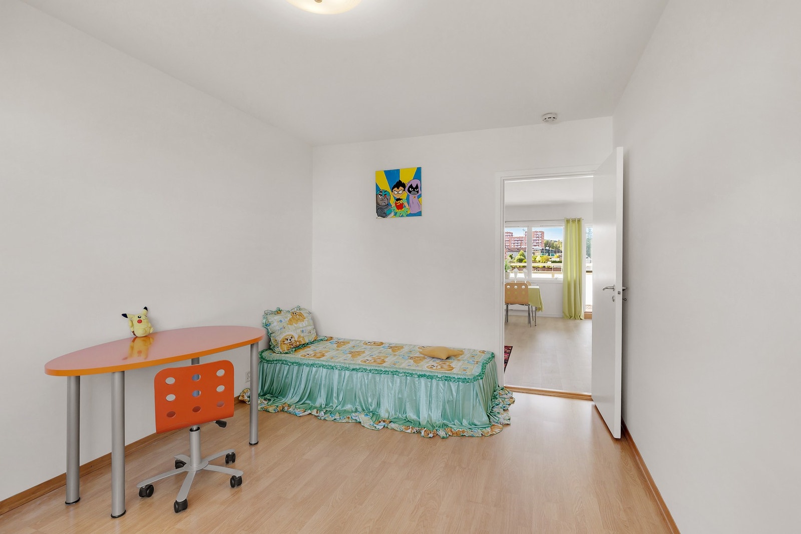 Det er god plass til seng, skap og diverse. Galleribilde