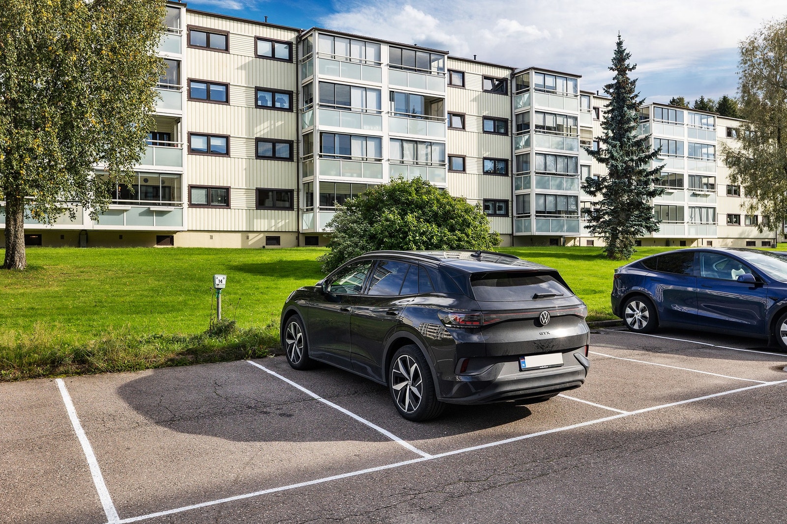 Borettslaget har 98 parkeringsplasser og 16 garasjer som fordeles av styret etter venteliste. Det er pr. 29.08.2025 ingen venteliste på utvendig parkeringsplass. Søknad sendes til styret. Galleribilde