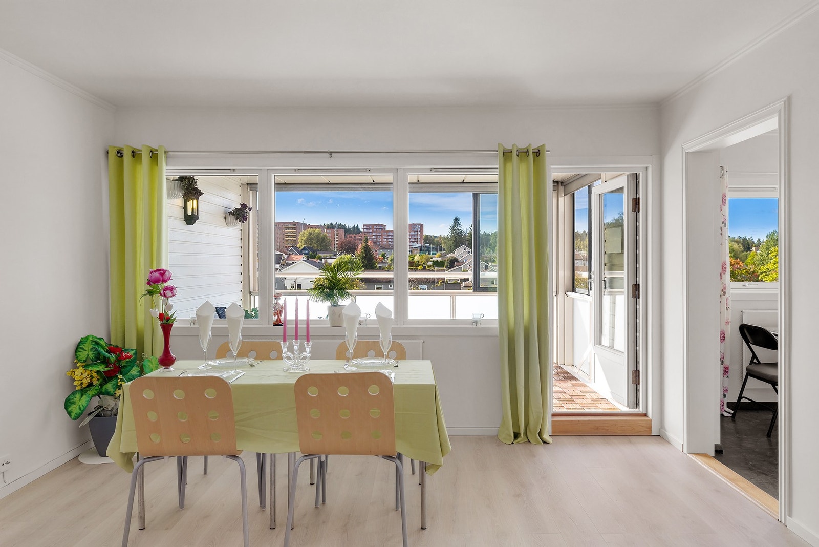 Det er god plass til spisebord i tilknytning til stuen. Galleribilde