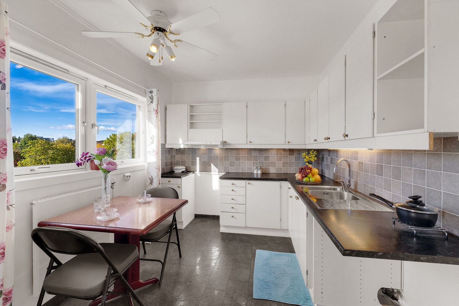 Romslig separat kjøkken med plass til spisebord. Galleribilde