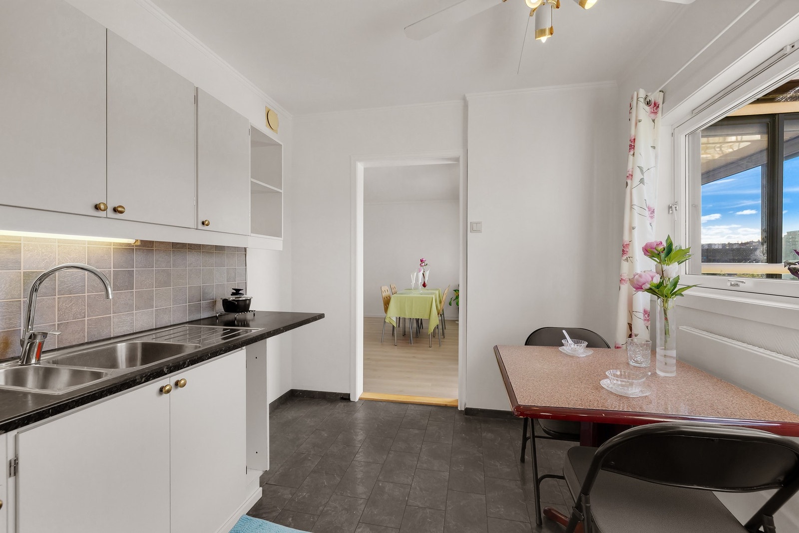 Kjøkkenet har hvite glatte fronter og laminert benkeplate. Galleribilde