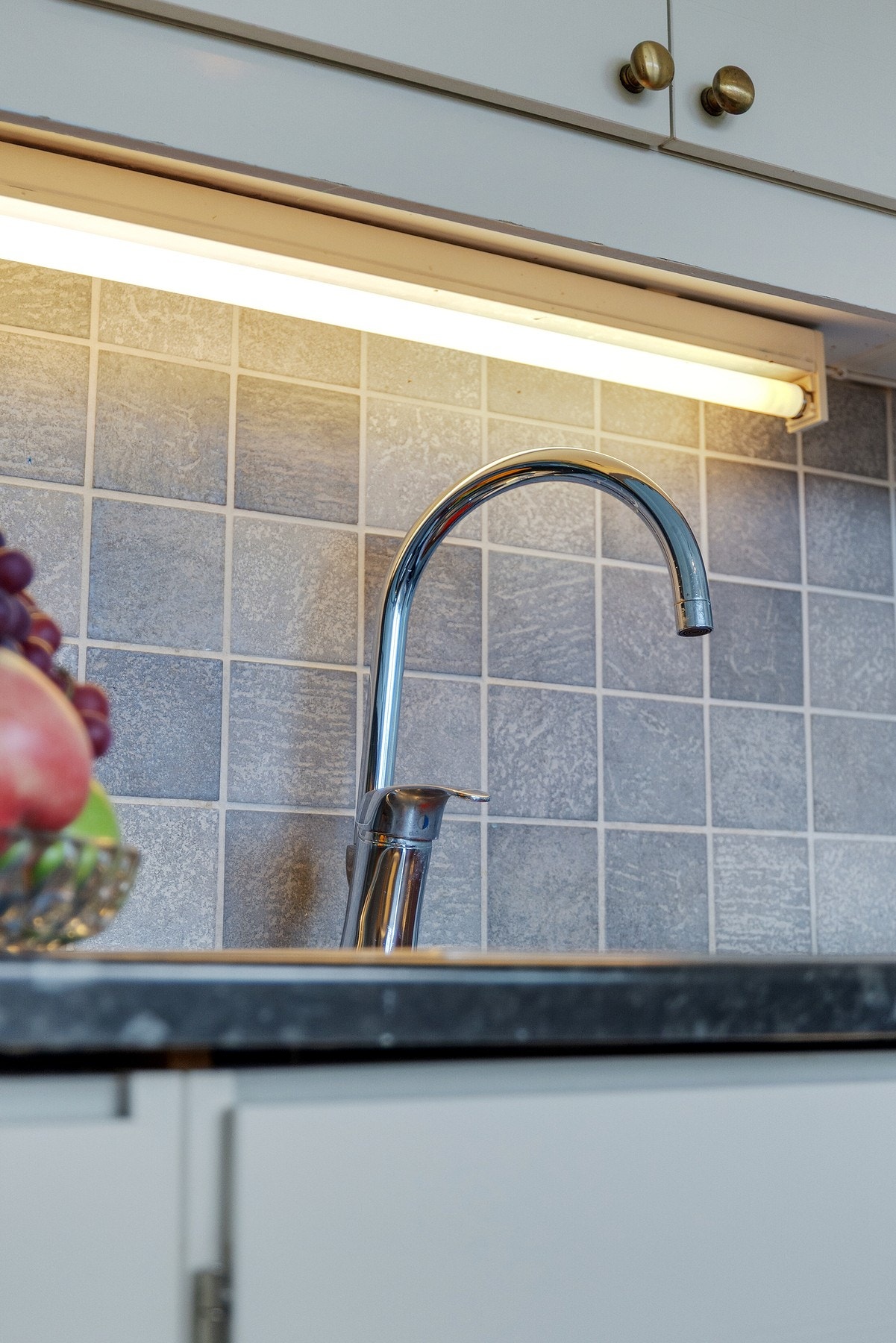 Kjøkkenet har opplegg for frittstående komfyr, oppvaskmaskin og kjøl/frys. Galleribilde