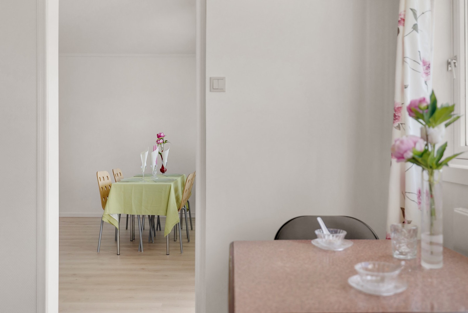 Fra stuen er det direkte adkomst til kjøkkenet. Galleribilde