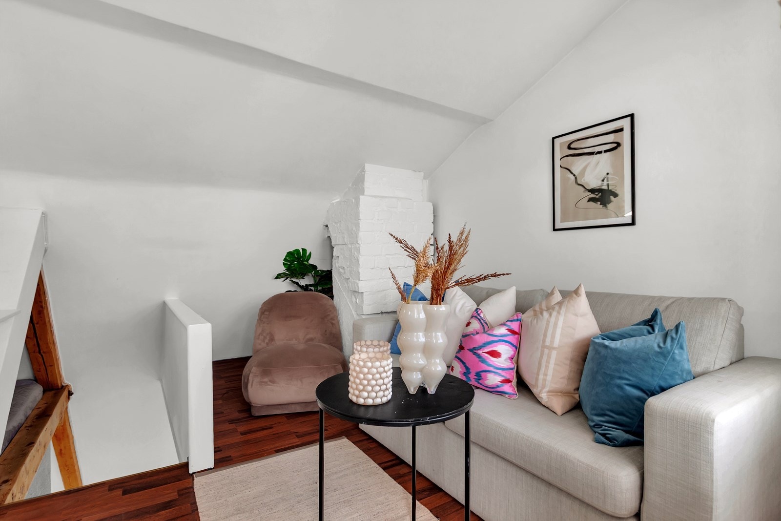 Loftstuen har god plass til sofa, salongbord og mediemøbler. Galleribilde