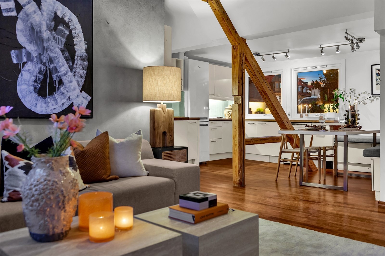 Leiligheten har gjennomgående store vindusflater som gir rikelig med naturlig lys. Galleribilde