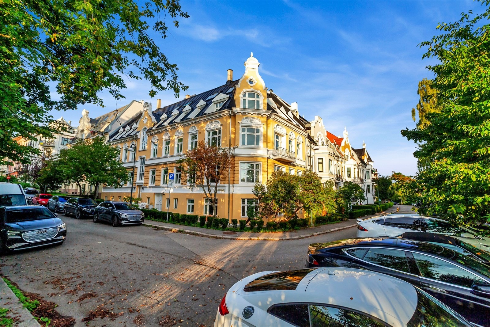 Sameiet disponerer biloppstillingsplasser utenfor bygningen. Galleribilde