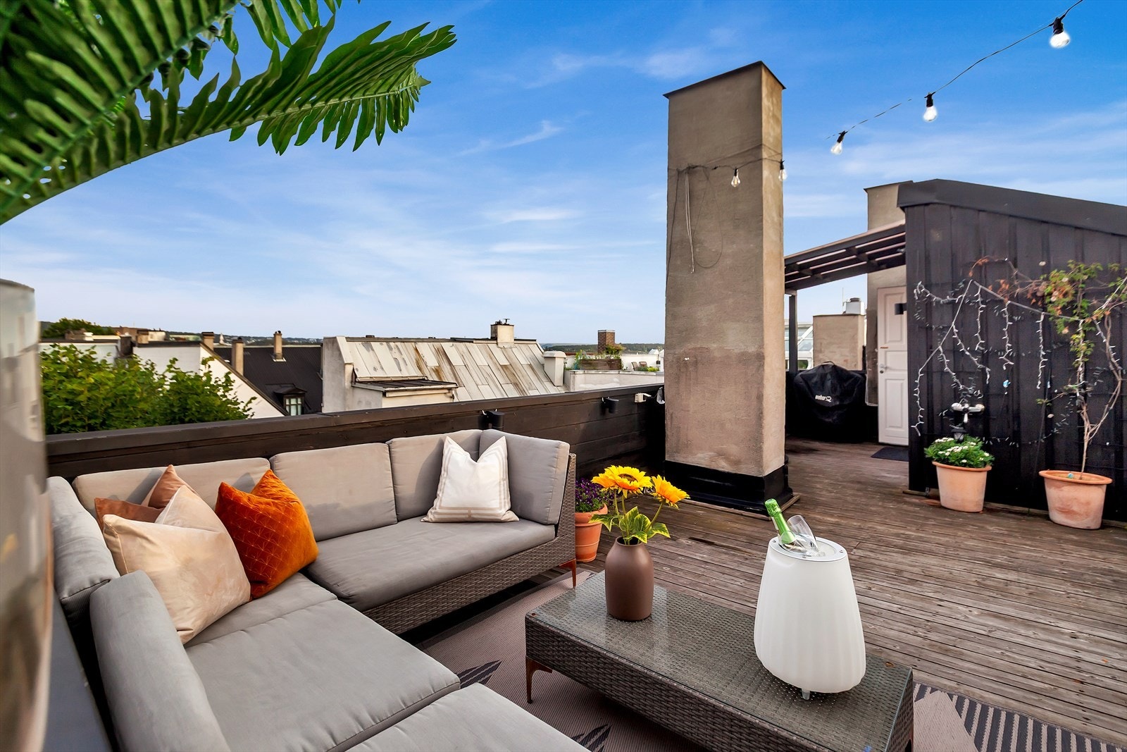 Takterrassen er på hele 27 kvm og har mulighet for flere mørbleringssoner. Galleribilde
