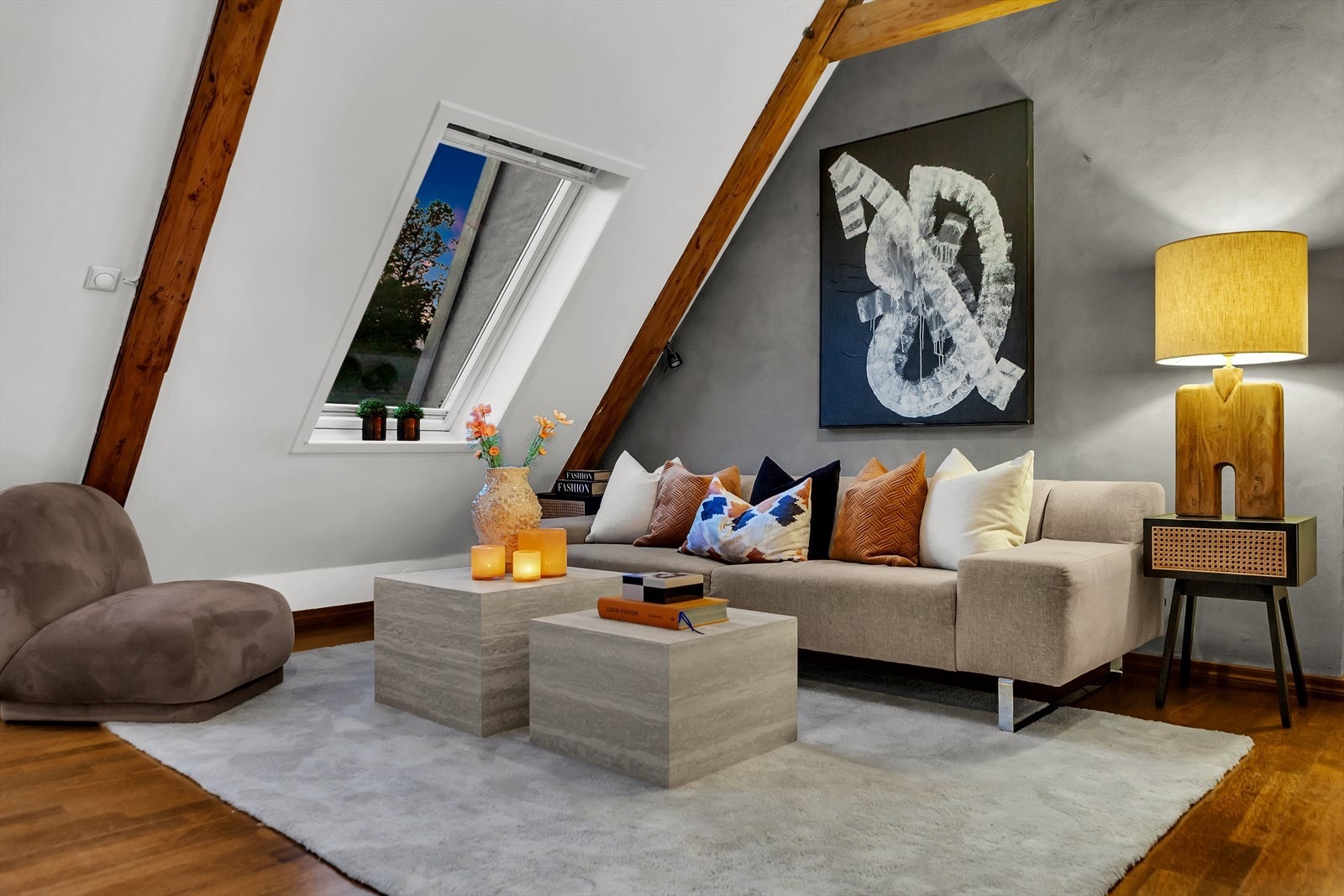 Oppholdsrommet har naturlige møbleringssoner med designert sofakrok for hyggelig kveldsstunder. Galleribilde