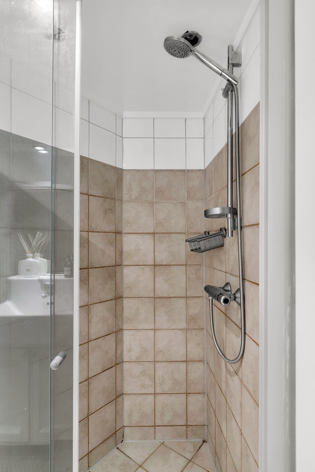 Dusj på gulv med dør i herdet glass. Galleribilde