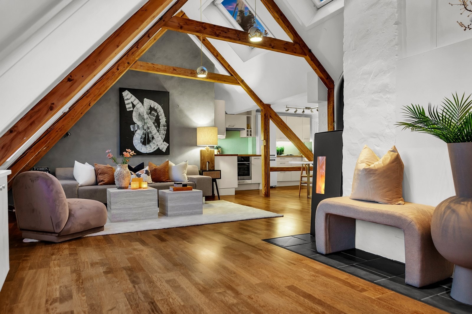 Oppholdsrommet oppleves særdeles lyst og luftig med takvinduer og en himlingshøyde på 3,56 m på det høyeste. Galleribilde