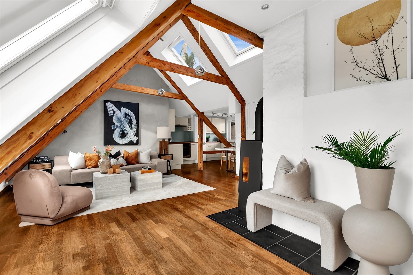 Stuen har god plass til komfortabel sofa, salongbord, sjeselong og mediemøbler. Galleribilde